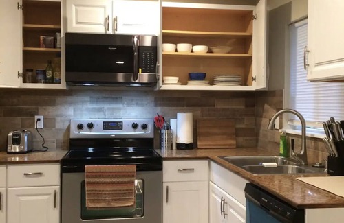 Kent Casa | Urban Forest Cabin 2+BD/1.5BA with Freeway Convenience