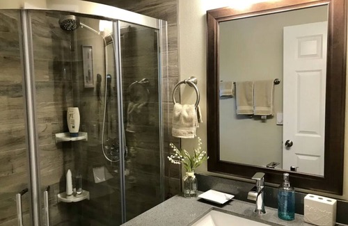 Kent Casa | Urban Forest Cabin 2+BD/1.5BA with Freeway Convenience