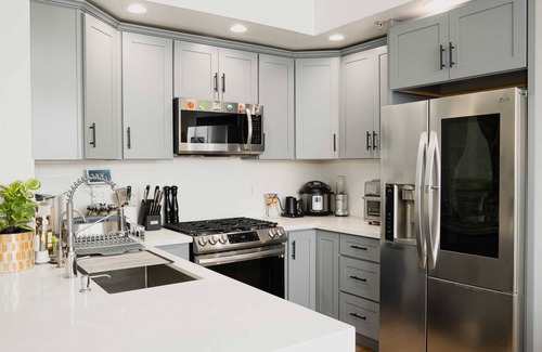 Pico-Union Condominio | Urban Garden Oasis in Koreatown - High Ceilings, Modern Amenities, Live Plants