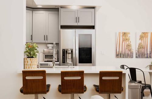 Pico-Union Condominio | Urban Garden Oasis in Koreatown - High Ceilings, Modern Amenities, Live Plants