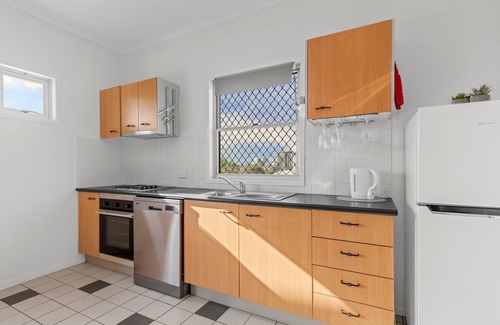 West End Apartamento | Urban Getaway! 1Bed/1Bath/1Car/Balcony~15 mins CBD