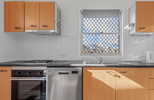 West End Apartamento | Urban Getaway! 1Bed/1Bath/1Car/Balcony~15 mins CBD