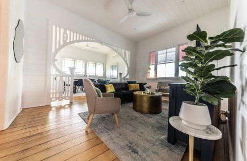 Booval Casa | Urban Getaway Colonial 6 beds 2 bath aircon pet family
