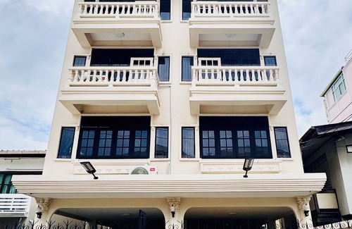 Wang Thonglang Casa | Urban Grace 5 Bedroom Spacious House Prime Location Near BTS Skytrain