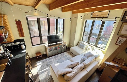 Green Lake Casa | Urban Green Lake Gem! Modern, Cozy, Block to Lake!