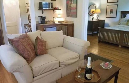 Downtown Little Rock Cabaña | Urban Guest Cottage.