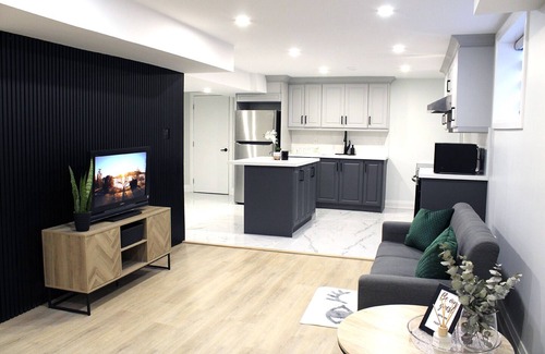 Clarington Apartamento | Urban Haven: 2BR/2BA+Office, Kitchen, Dining