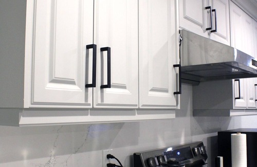 Clarington Apartamento | Urban Haven: 2BR/2BA+Office, Kitchen, Dining