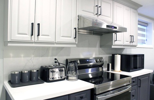 Clarington Apartamento | Urban Haven: 2BR/2BA+Office, Kitchen, Dining