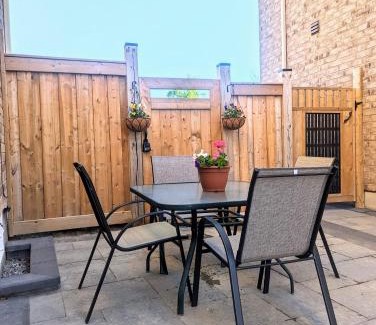 Clarington Apartamento | Urban Haven: 2BR/2BA+Office, Kitchen, Dining