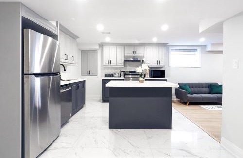 Clarington Apartamento | Urban Haven: 2BR/2BA+Office, Kitchen, Dining