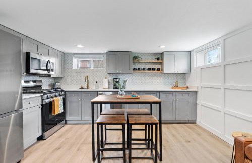 Northeast Park Hill Apartamento | Urban Hideaway - Charming 2 Bedroom Apartment Close to Denver's Best Attractions
