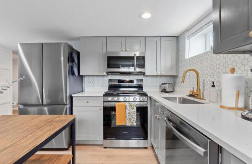 Northeast Park Hill Apartamento | Urban Hideaway - Charming 2 Bedroom Apartment Close to Denver's Best Attractions