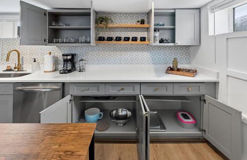 Northeast Park Hill Apartamento | Urban Hideaway - Charming 2 Bedroom Apartment Close to Denver's Best Attractions