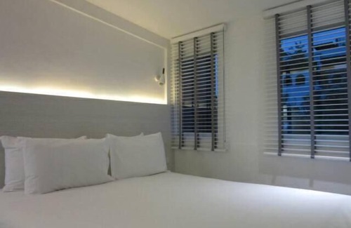 Embassy District Casa | Urban House