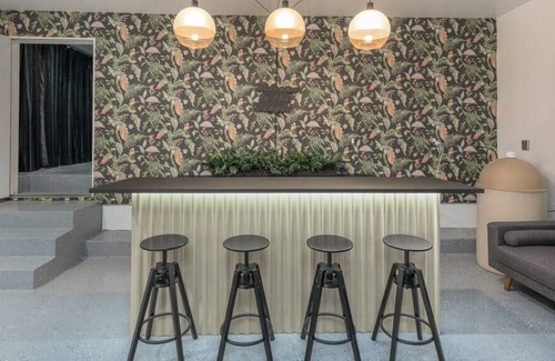 Logan Heights Apartamento | Urban Jungle Garage House with Bar and Theatre