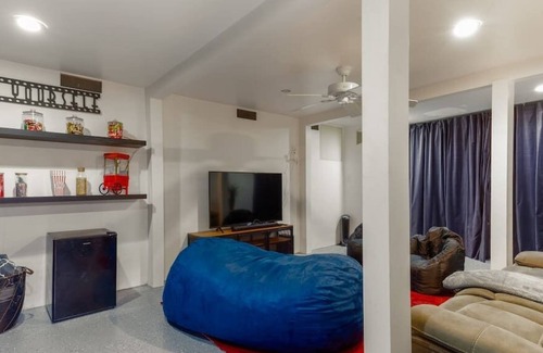 Logan Heights Apartamento | Urban Jungle Garage House with Bar and Theatre