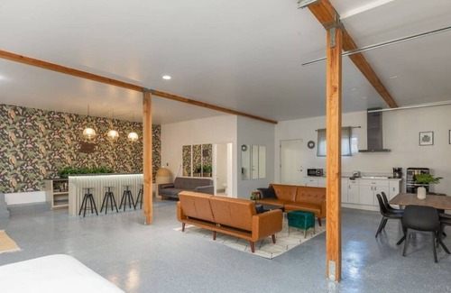 Logan Heights Apartamento | Urban Jungle Garage House with Bar and Theatre