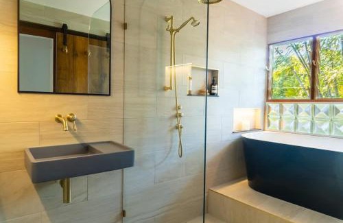 Edge Hill Casa | Urban Jungle Townhouse - Tropical Living