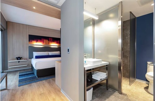 Leuro Hotel | Urban King | Aloft Lima Miraflores | Minutes to Las Sombrillas Beach