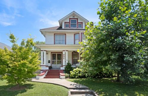 Jeffersonville Casa | Urban Lakeside Retreat