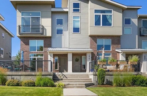 West Central Casa | Urban living minutes from Downtown Spokane! Stunning river views