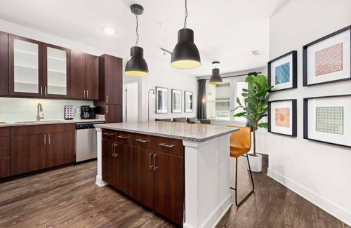 Barton Heights Apartamento | Urban Loft 2BR Downtown Lake · Pool, Gym · Garage