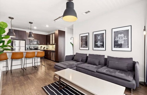 Barton Heights Apartamento | Urban Loft 2BR Downtown Lake · Pool, Gym · Garage
