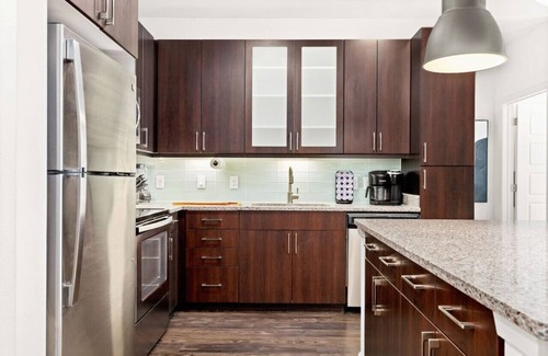 Barton Heights Apartamento | Urban Loft 2BR Downtown Lake · Pool, Gym · Garage