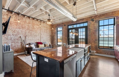 Perryville Apartamento | Urban Loft #7 BLUE · Downtown Urban Loft above Restaurants & Boutiques