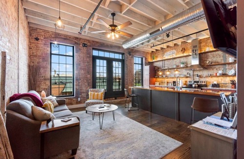 Perryville Apartamento | Urban Loft #7 BLUE · Downtown Urban Loft above Restaurants & Boutiques