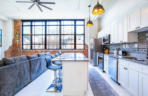 Old City Condominio | Urban Luxe: Stylish 4BR in Sterchi Lofts