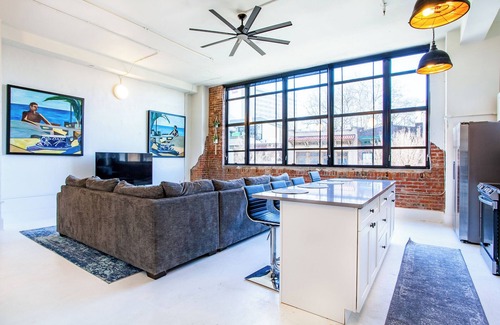 Old City Condominio | Urban Luxe: Stylish 4BR in Sterchi Lofts
