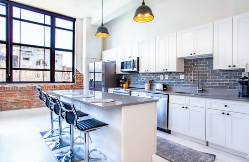 Old City Condominio | Urban Luxe: Stylish 4BR in Sterchi Lofts