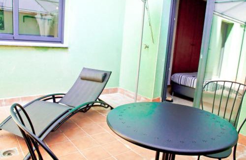 Vic - Remei Apartamento | Urban Manesa city center apartment with private patio