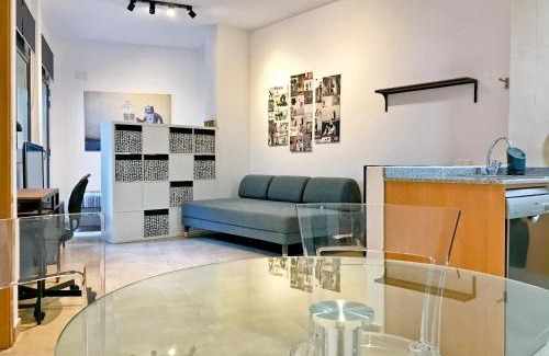Vic - Remei Apartamento | Urban Manesa city center apartment with private patio
