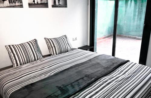Vic - Remei Apartamento | Urban Manesa city center apartment with private patio