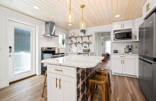Butler Apartamento | Urban Nest. Luxe Loft Downtown Butler. Walk to dining and Shopping.
