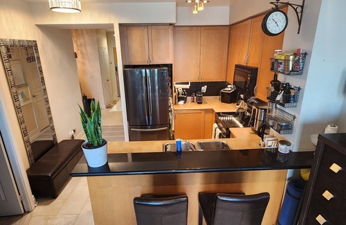 Downtown Mississauga Condominio | Urban Oasis: 1BR City Centre/ Parking Included