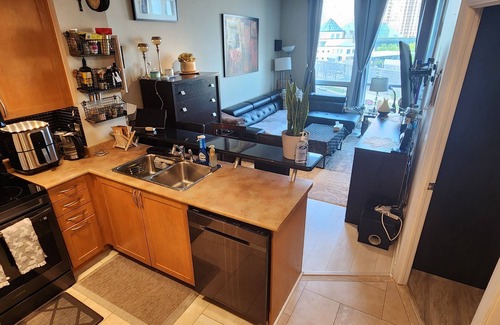 Downtown Mississauga Condominio | Urban Oasis: 1BR City Centre/ Parking Included