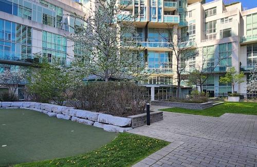 Downtown Mississauga Condominio | Urban Oasis: 1BR City Centre/ Parking Included
