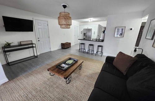 Coral Terrace Apartamento | Urban Oasis Getaway 2BR Apartment