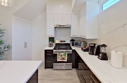 North Hollywood Casa | URBAN OASIS: 2BR NOHO HOME BUILT 2023 w/ LARGE WALK-IN CLOSET & FENCED PATIO p68