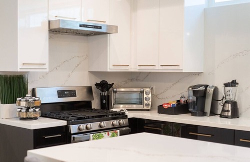 North Hollywood Casa | URBAN OASIS: 2BR NOHO HOME BUILT 2023 w/ LARGE WALK-IN CLOSET & FENCED PATIO p68