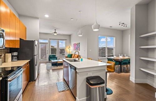 King William Apartamento | Urban Oasis: 3BR Luxe Apt City & River Views+Pool!