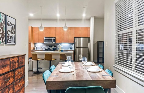 King William Apartamento | Urban Oasis: 3BR Luxe Apt City & River Views+Pool!