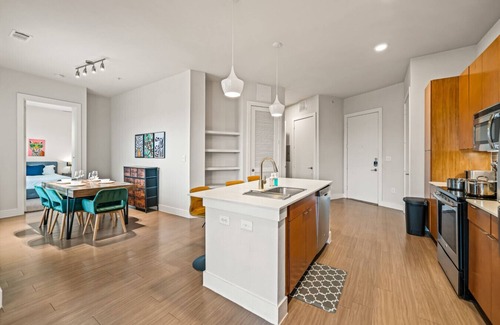King William Apartamento | Urban Oasis: 3BR Luxe Apt City & River Views+Pool!