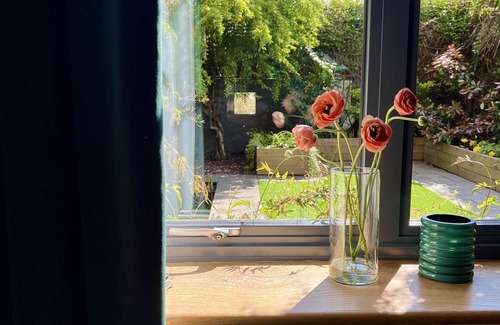 Clissold Casa | Urban Oasis Chic 1BR Flat with Spacious Garden