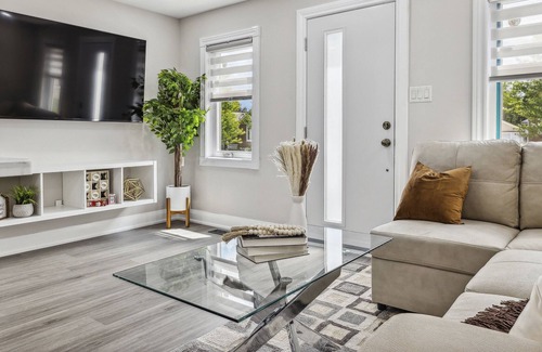 Lakeview Casa | Urban Oasis: Cozy 3B/1B + Office, 5G, Kitchen, Parking with modern furnishings