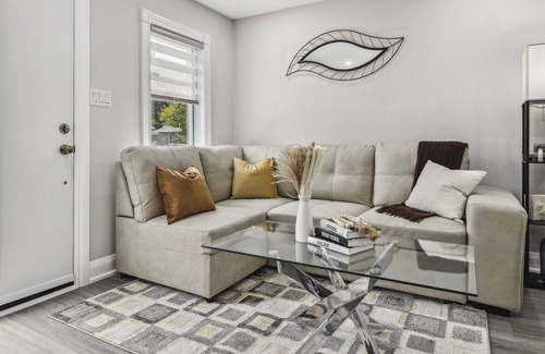 Lakeview Casa | Urban Oasis: Cozy 3B/1B + Office, 5G, Kitchen, Parking with modern furnishings